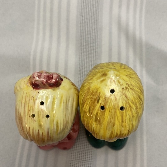 Vintage Ceramic Praying salt and pepper shakers in Pink and Green - Picture 7 of 15